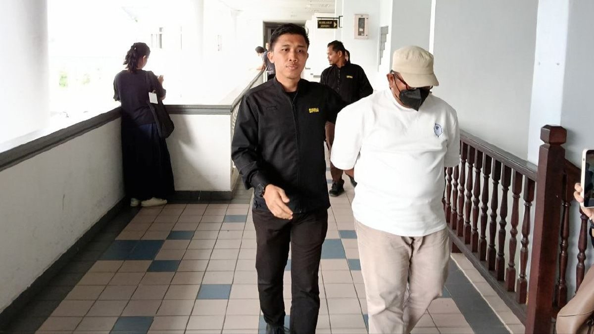 Immigration Officer Faces Bribery Charges Over Restaurant Operator Payments