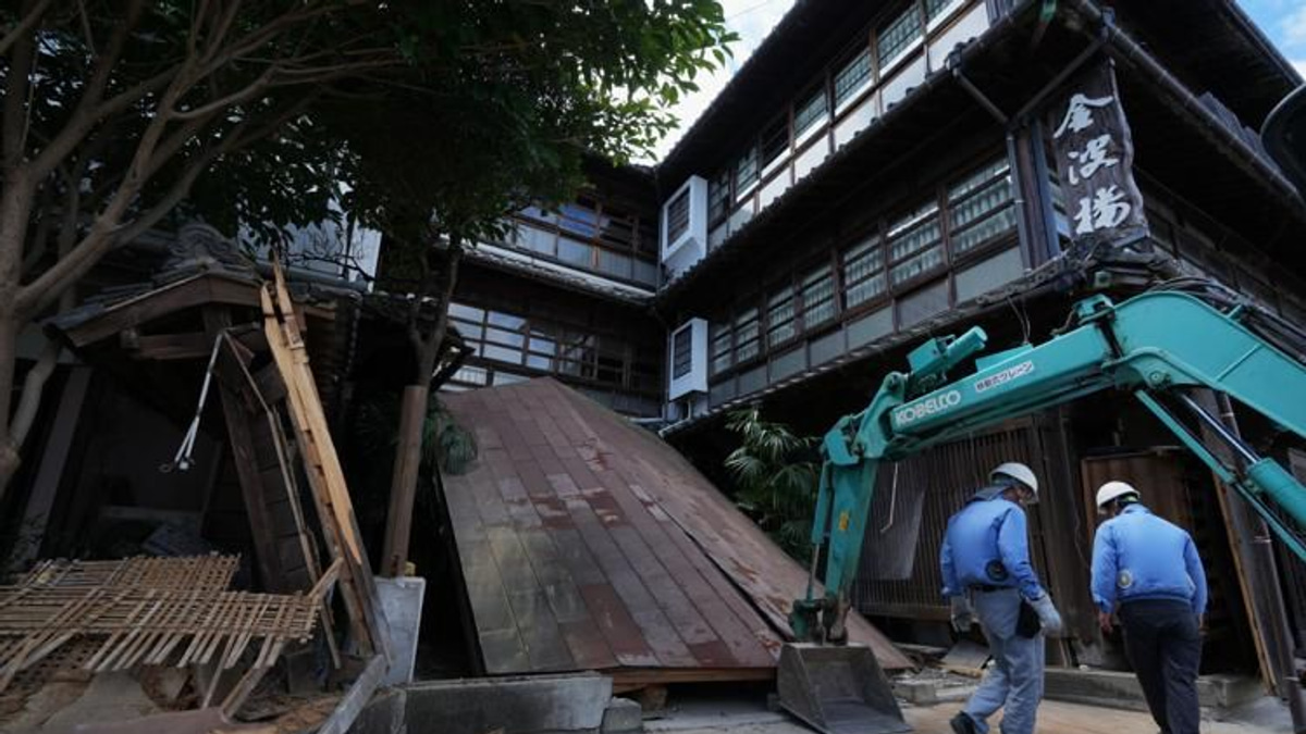 Heat-related death adds to Kumamoto earthquake toll as rescue efforts persist