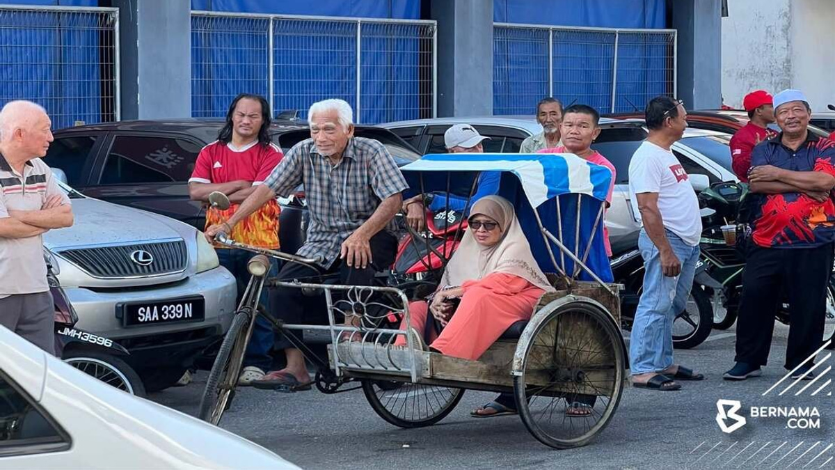 PM Anwar Touched by Elderly Couple's Trishaw Journey to Meet Him in Johor