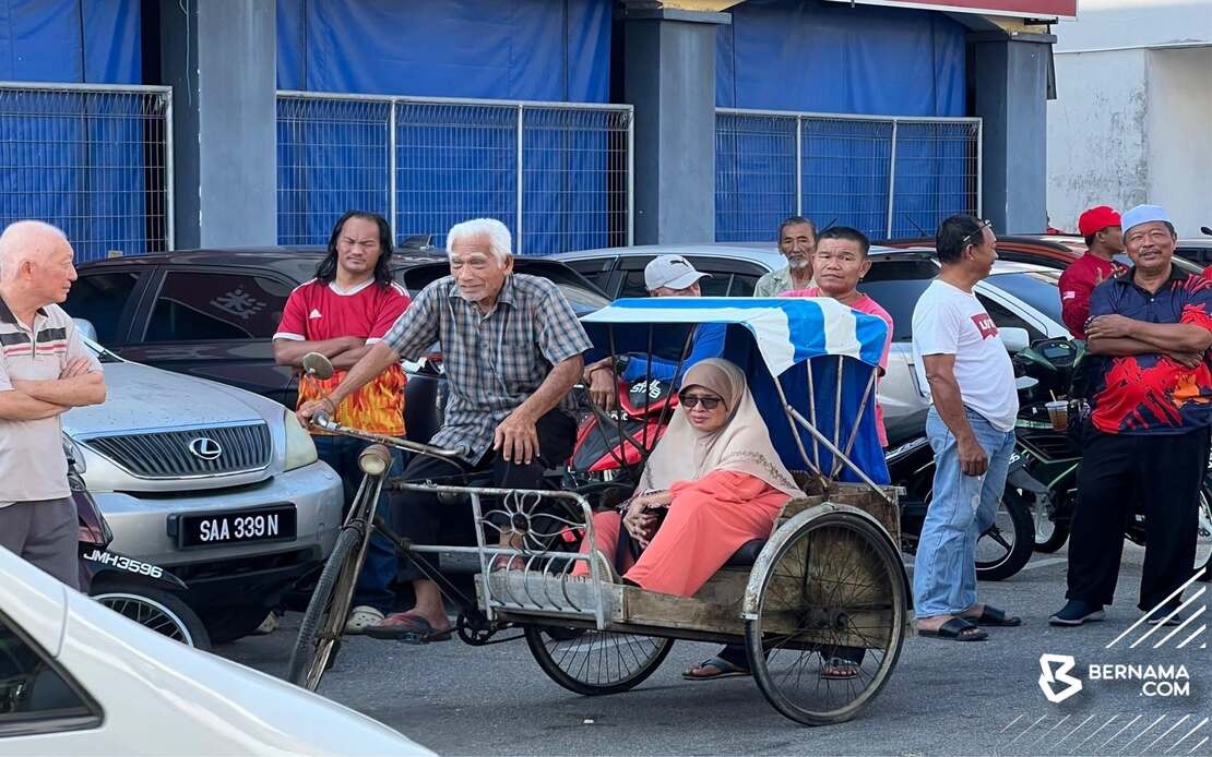 PM Anwar Touched by Elderly Couple's Trishaw Journey to Meet Him in Johor