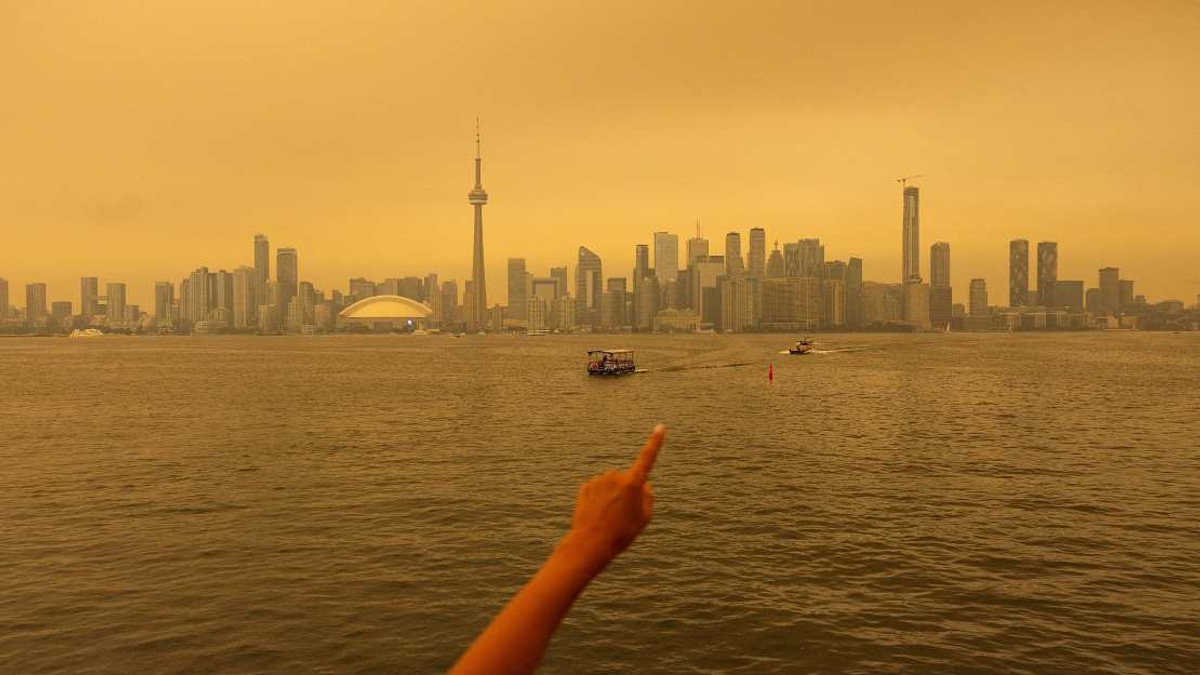 Ontario Wildfires Blanket Canadian Cities in Hazardous Smog, Disrupt Railway Operations