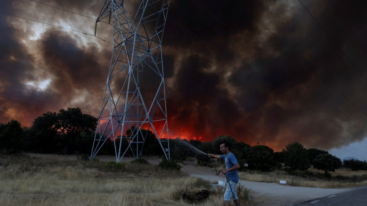 Spain Battles Multiple Wildfires as Heat Wave Continues; 12 Villages Evacuated
