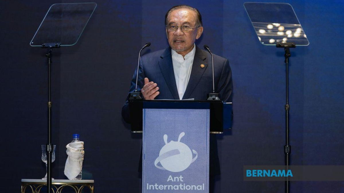 Malaysia Must Accelerate AI Workforce Readiness, Anwar Says