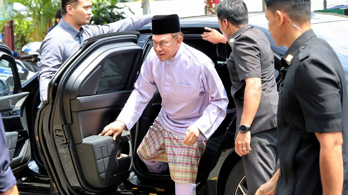 Anwar urges Johor election candidates to campaign with humility and integrity