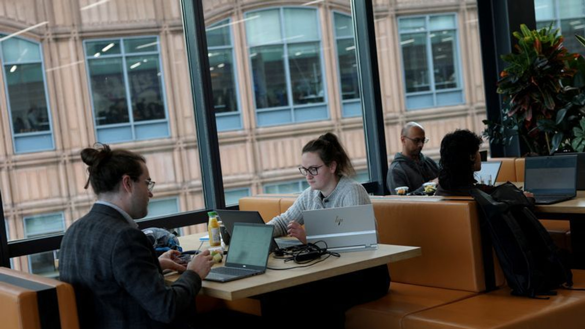 UK Economy Shows Tangible AI Dividend as Tech Sector Drives Growth