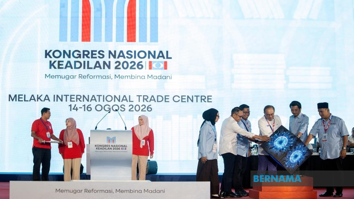 Anwar Launches AMK Leadership Manual, Calls for 'Civilisational Renewal' Among Youth