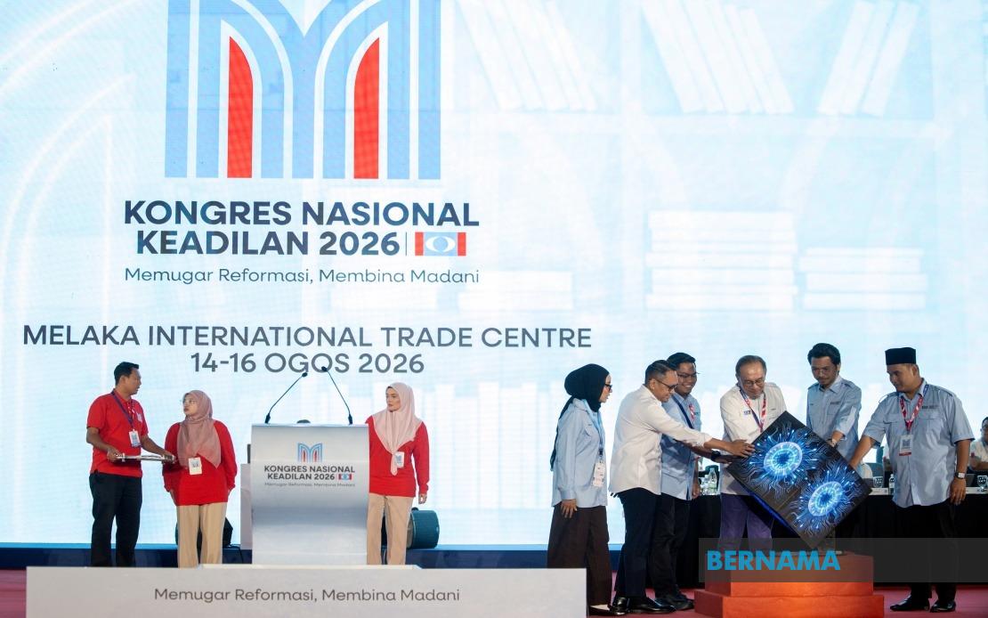 Anwar Launches AMK Leadership Manual, Calls for 'Civilisational Renewal' Among Youth