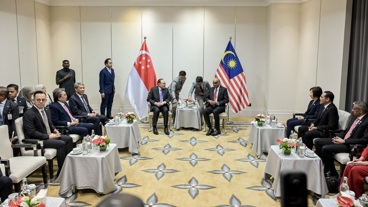 Singapore President Halimah Meets PM Anwar in Kuala Lumpur State Visit
