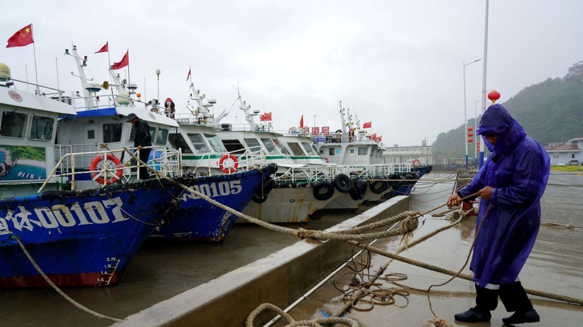 Zhejiang escalates typhoon alert as Dolphin barrels toward eastern China