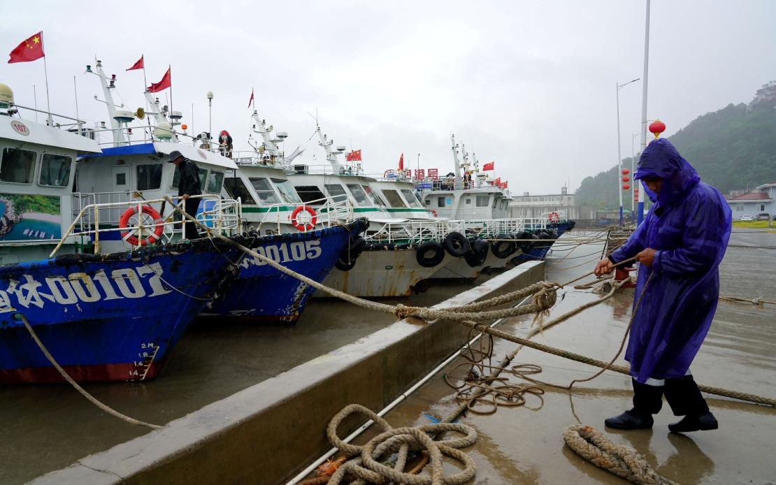 Zhejiang escalates typhoon alert as Dolphin barrels toward eastern China