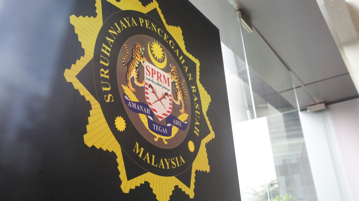 MACC Grills Former CFO Over RM370m Tabung Haji Share Transaction