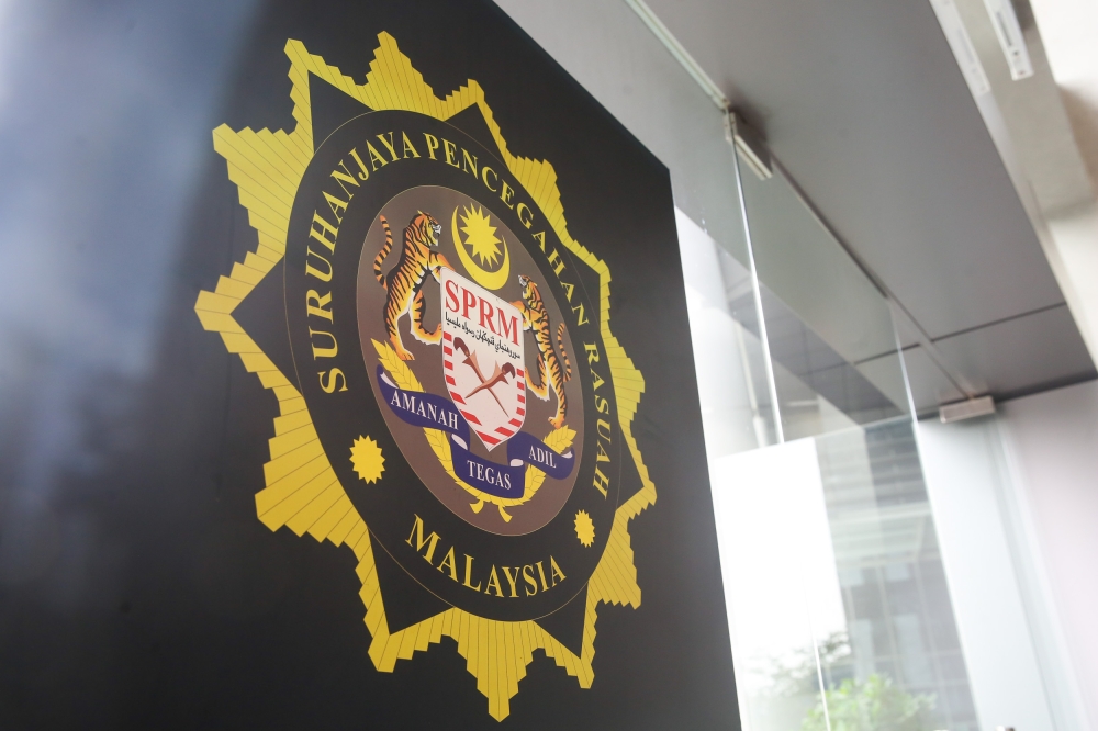 MACC Grills Former CFO Over RM370m Tabung Haji Share Transaction