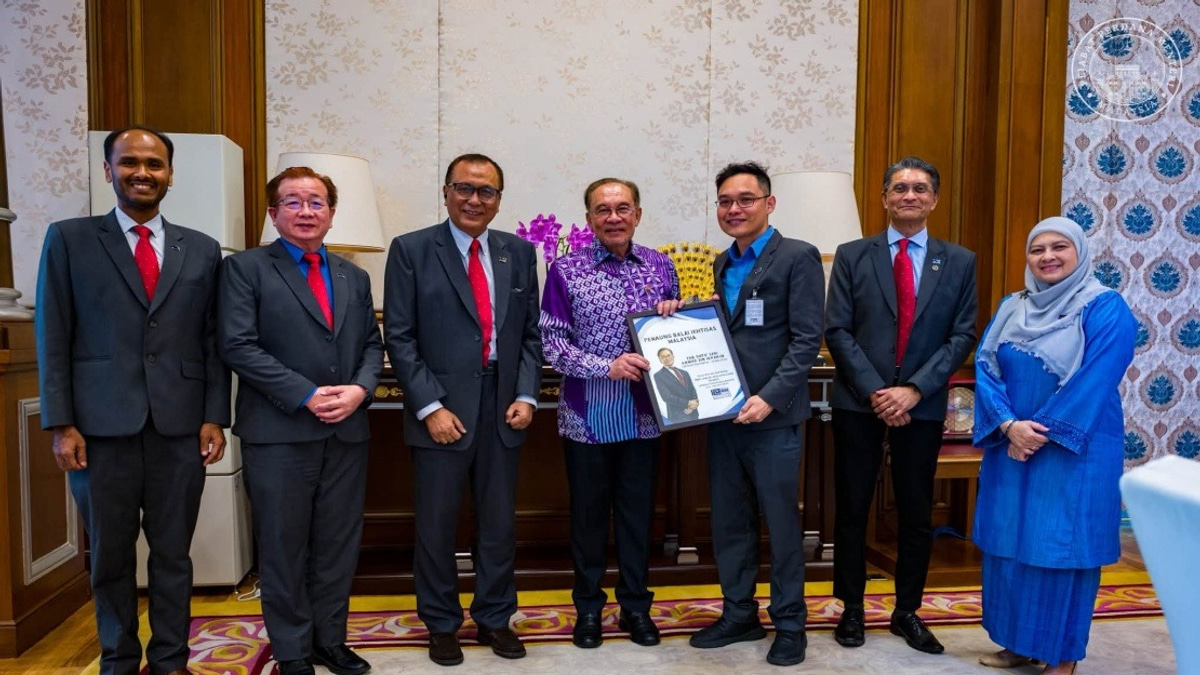 AI Skills and Professional Development Take Centre Stage as PM Anwar Meets Malaysian Professional Centre