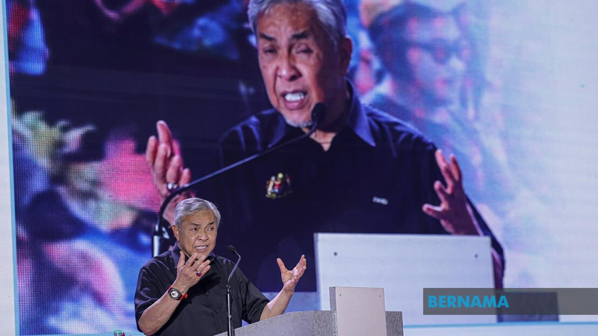 Ahmad Zahid Orders Permanent Positions for All KEMAS Senior Staff