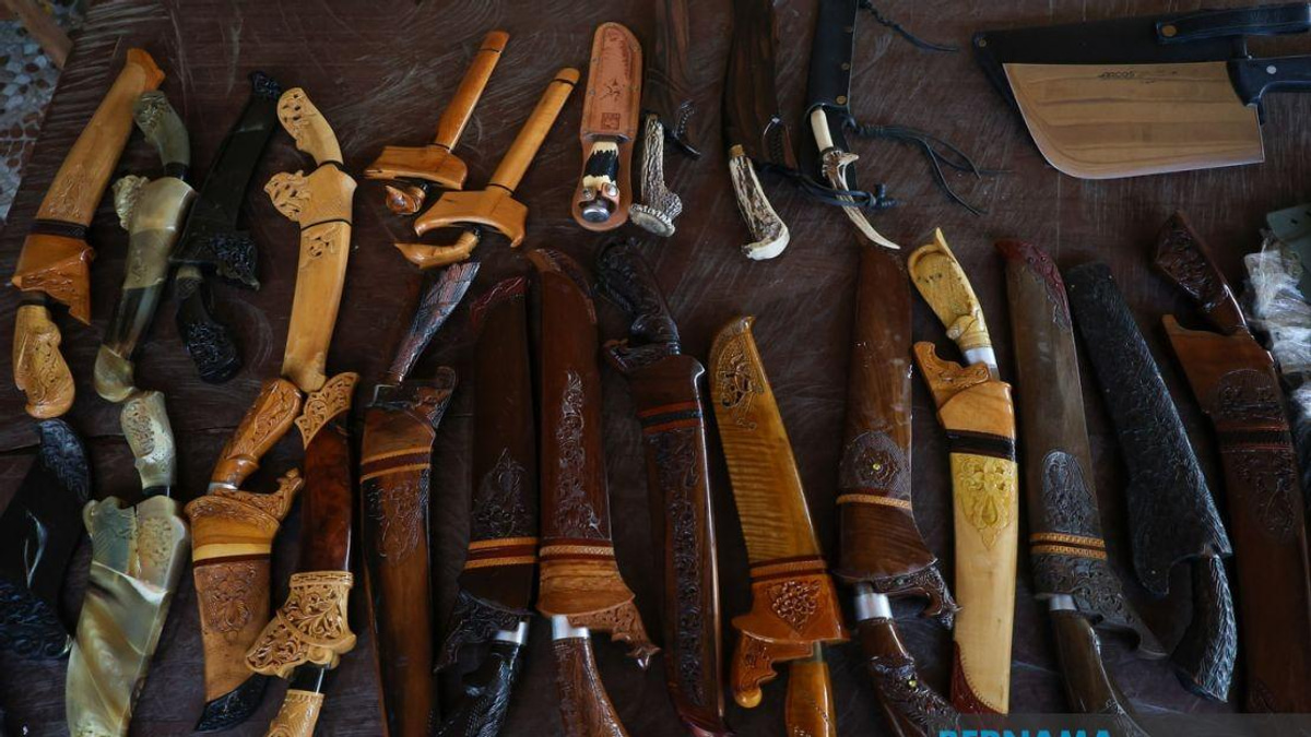 Kelantan Collector Fights to Preserve Dying Blacksmith Heritage Through His Prized Golok Collection