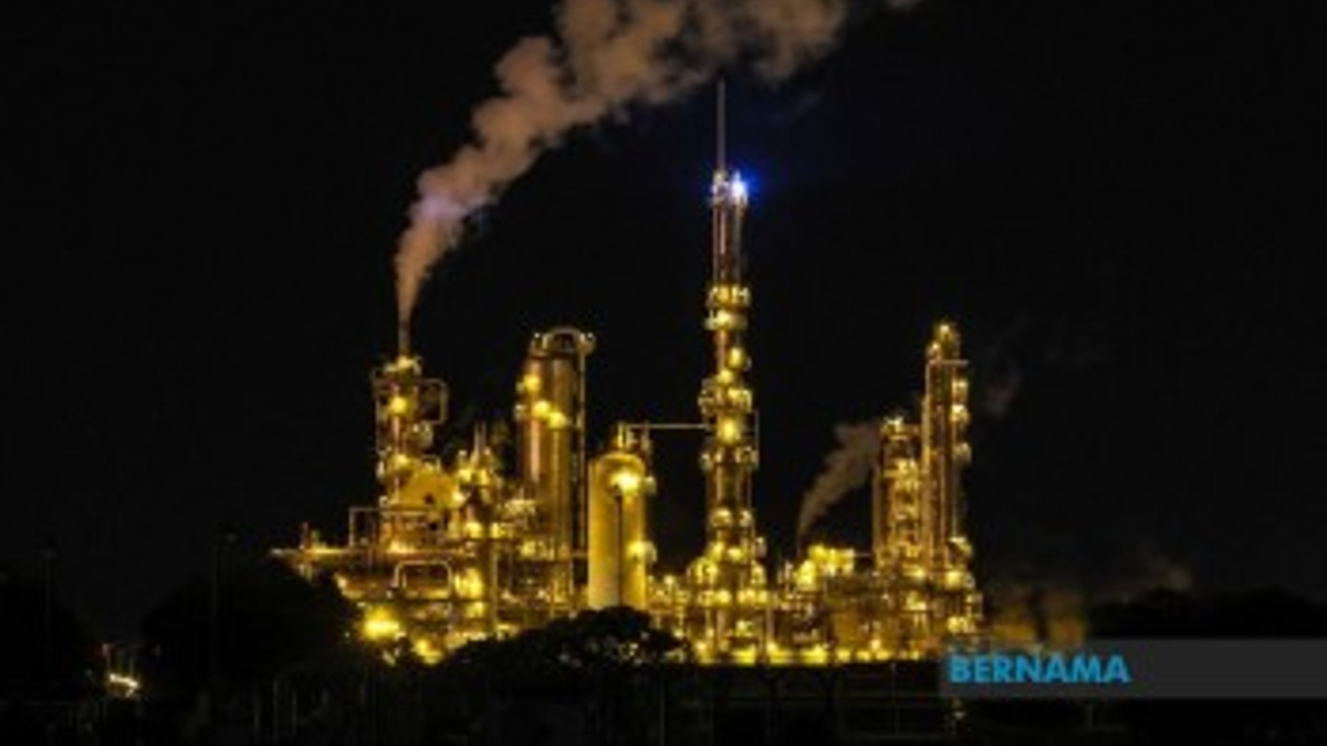 Malaysia Needs Measured Approach to Building Oil Reserves, Economist Warns