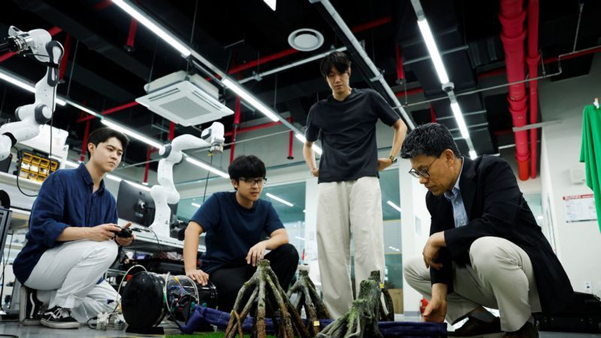 South Korean and US researchers develop robotic clothing that dresses itself without hands