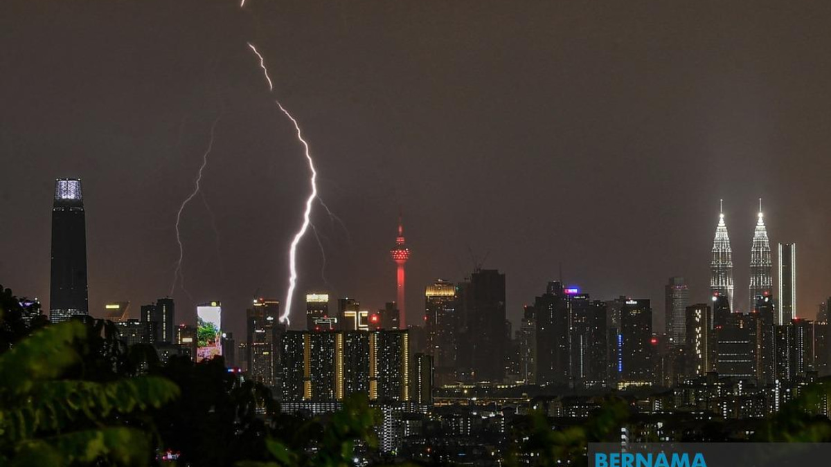 Severe Weather Alert: Thunderstorms and Heavy Rain to Batter KL and Eight States Until Evening