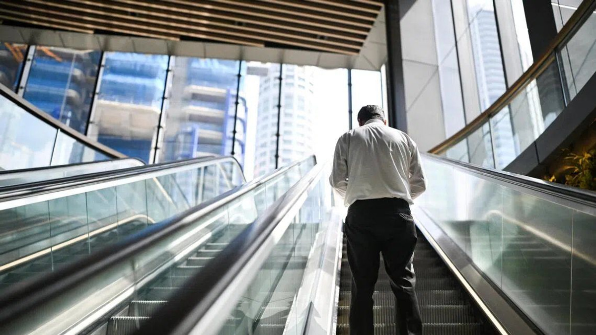 South Korea's Escalator Divide: A Nation Splits on Standing Versus Walking