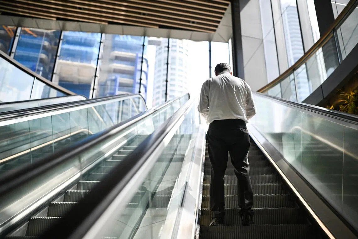 South Korea's Escalator Divide: A Nation Splits on Standing Versus Walking