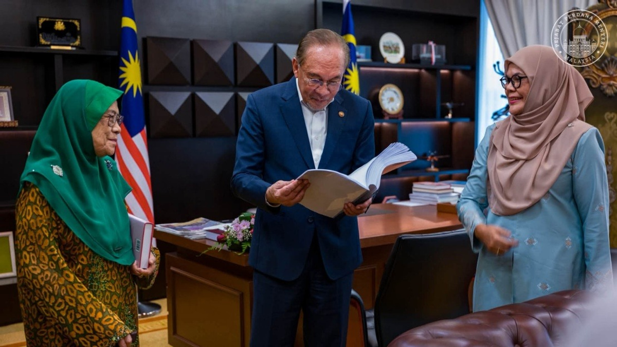 Anwar's Political Legacy Book Aims to Guide Future Nation-Builders