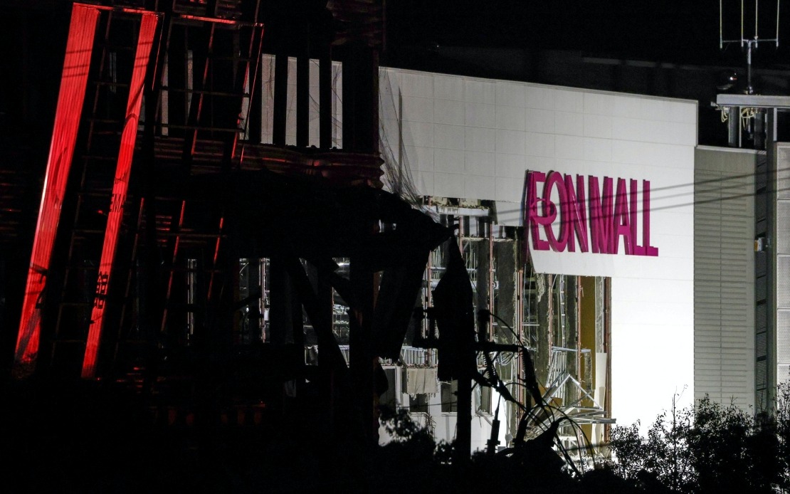 20 to 30 Staff Missing After Explosion at Kumamoto Shopping Mall Following Major Earthquake