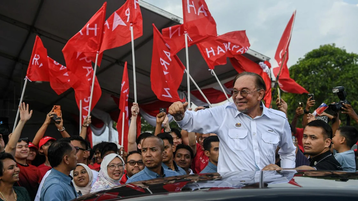 Anwar Urges Political Rivals to Respect Democratic Mandate, Defends DAP Partnership