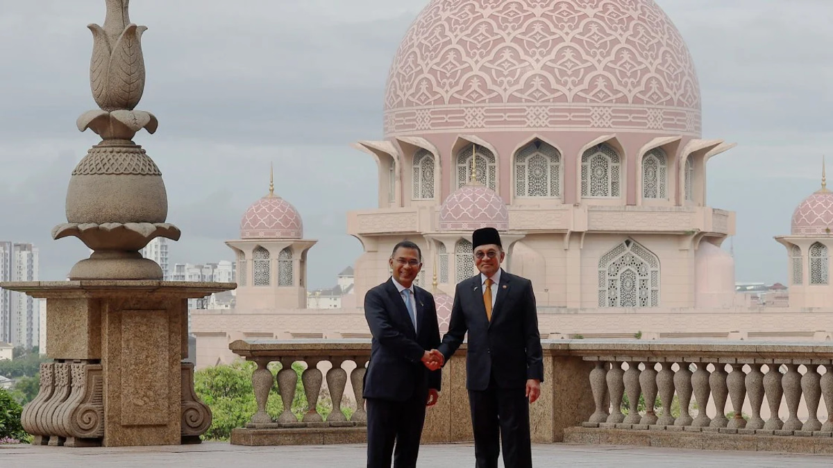 Anwar Welcomes Bangladesh's Tarique Rahman in Putrajaya