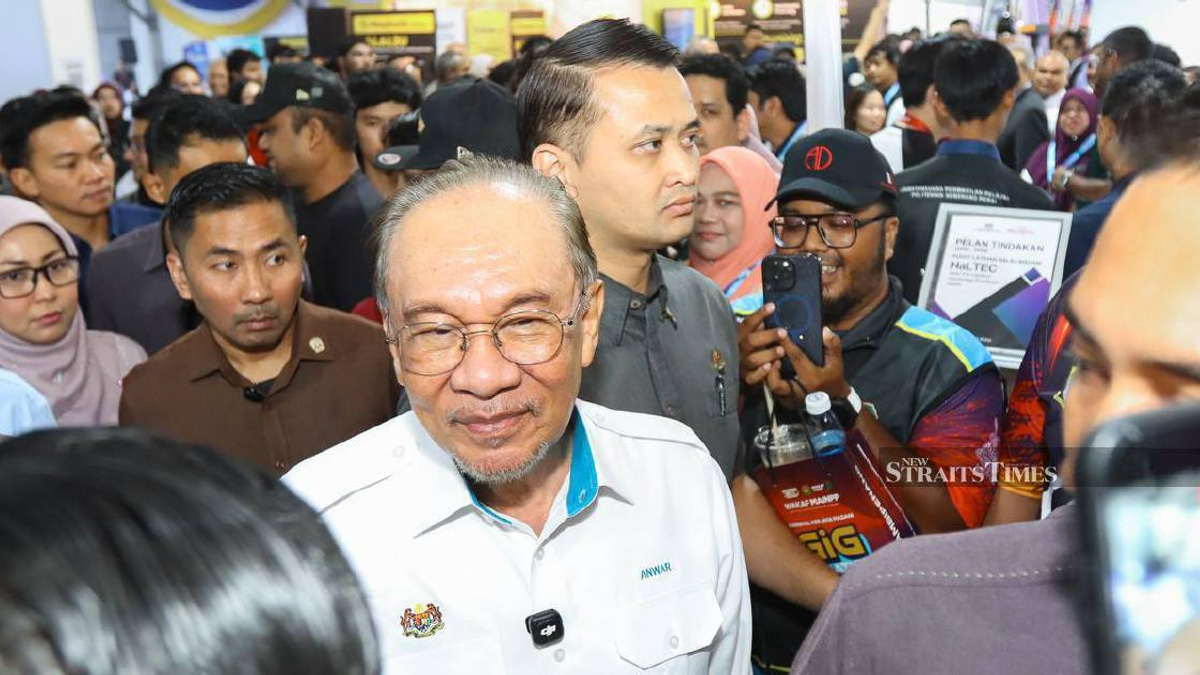PM Anwar Silent on Negri Sembilan Poll as Tight Race Looms
