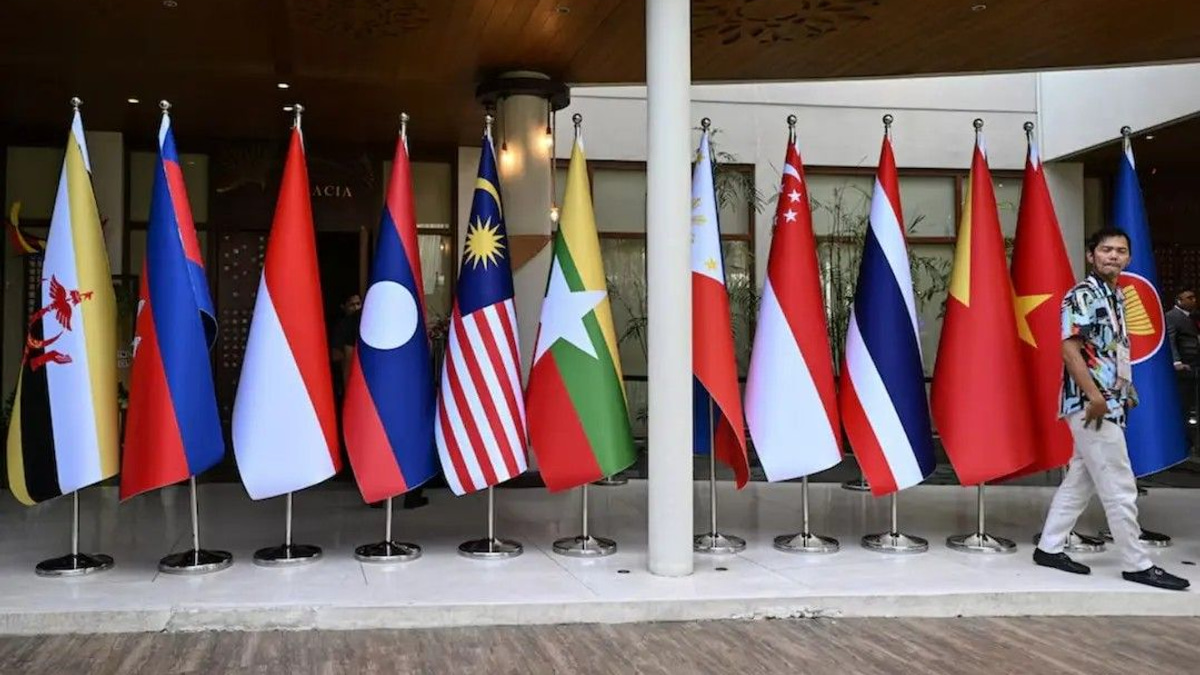 South China Sea tensions threaten to derail ASEAN gathering as US and China posture over maritime claims