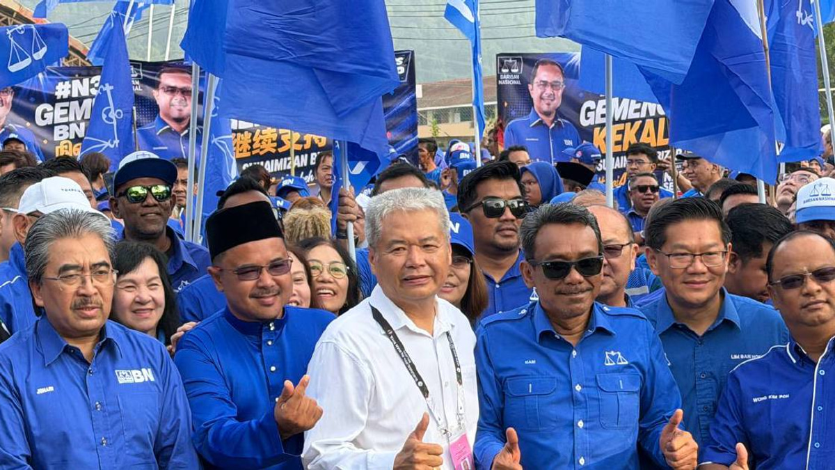 Umno Leadership Shows Support for BN Candidates at Tampin Nomination Centre