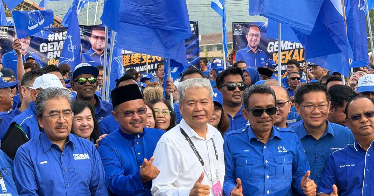 Umno Leadership Shows Support for BN Candidates at Tampin Nomination Centre